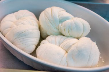 Pazar vitrininde beyaz yumuşak örgü inek peyniri