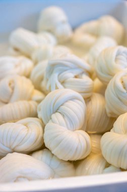 Pazar vitrininde beyaz yumuşak örgü inek peyniri