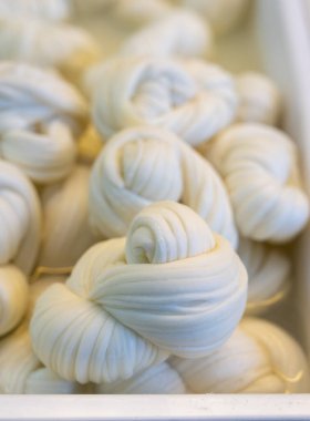 Pazar vitrininde beyaz yumuşak örgü inek peyniri