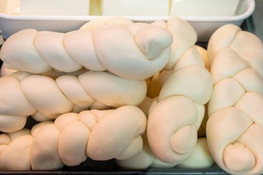 Pazar vitrininde beyaz yumuşak örgü inek peyniri