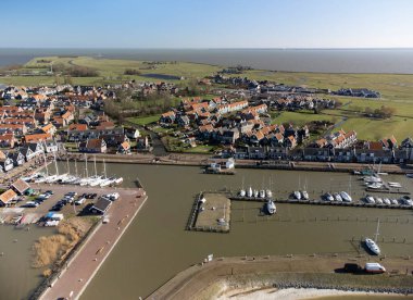 Hollanda 'nın küçük Marken kasabasında hava manzarası güneşli bir günde Hollanda' nın Kuzey Hollanda kentindeki eski adalarda bulunan ahşap evler