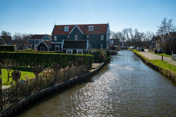Περπατώντας Την Ηλιόλουστη Ανοιξιάτικη Μέρα Στη Μικρή Ολλανδική Πόλη Marken — Φωτογραφία Αρχείου