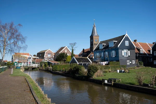 Séta Napsütéses Tavaszi Napon Holland Kisvárosban Marken Fából Készült Házakkal — Stock Fotó