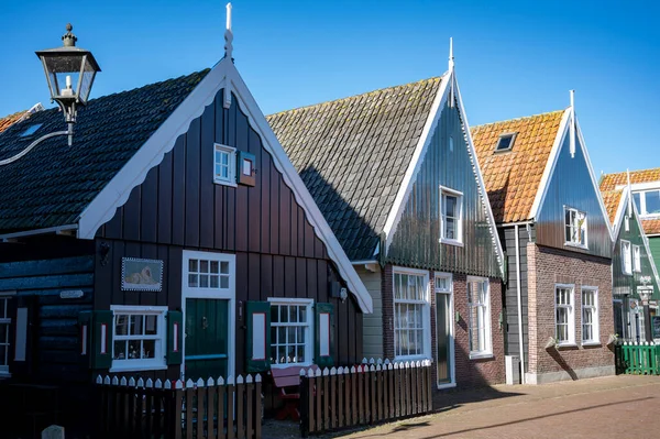 Spaziergang Einem Sonnigen Frühlingstag Der Holländischen Kleinstadt Marken Mit Holzhäusern — Stockfoto