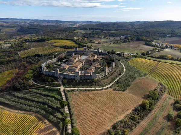 İtalya 'nın Toskana kentindeki Monteriggione tepesindeki ortaçağ kale kasabasında Aeriel manzarası