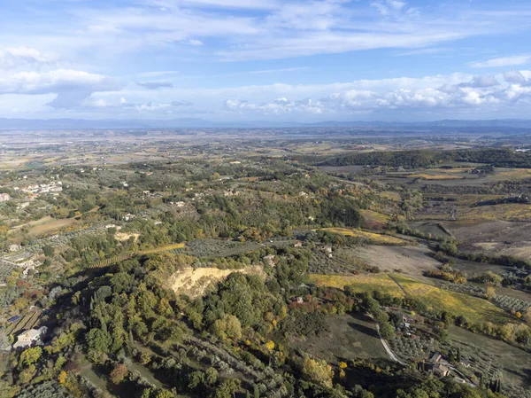 秋には古い町モンペプルチャーノ トスカーナ イタリアの近くのブドウ畑に勝つ丘の空中ビュー — ストック写真