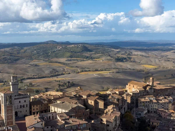 旧市街Montepulcianoと丘の空中ビューは ブドウ畑 トスカーナ イタリア — ストック写真