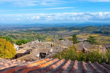 İtalya 'nın Montepulciano, Toskana kentindeki eski çatı, tepe ve üzüm bağlarının manzarası