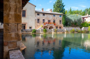 Toskana 'daki küçük İtalyan köyü Bagno Vignoni' de antik doğal kaynak taşı havuzu.