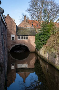 Güneşli bir günde Hollanda 'nın Kuzey Brabant eyaletinin başkenti Den Bosch' un eski bir bölgesinde yürümek