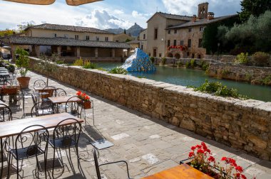 Toskana 'daki küçük İtalyan köyü Bagno Vignoni' de antik doğal kaynak taşı havuzu.