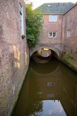Güneşli bir günde Hollanda 'nın Kuzey Brabant eyaletinin başkenti Den Bosch' un eski bir bölgesinde yürümek