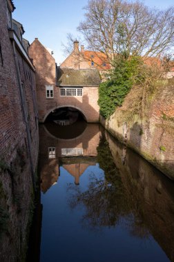 Güneşli bir günde Hollanda 'nın Kuzey Brabant eyaletinin başkenti Den Bosch' un eski bir bölgesinde yürümek