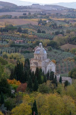 İtalya 'nın Montepulciano, Toskana kentinden kilise, tepe ve üzüm bağlarının manzarası