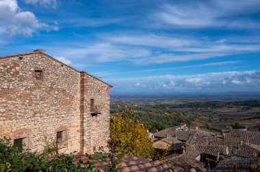 İtalya 'nın Montepulciano, Toskana kentindeki eski çatı, tepe ve üzüm bağlarının manzarası
