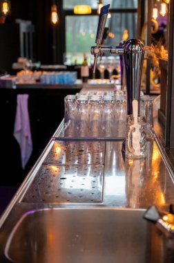 Bira fıçıları ve kafeteryasında boş bardaklar olan klasik bira ve viski barları.,