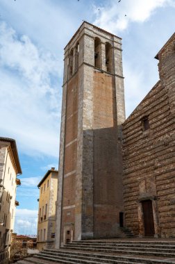 Montepulciano, Tuscany, İtalya 'daki taş sokak ve evlerin manzarası