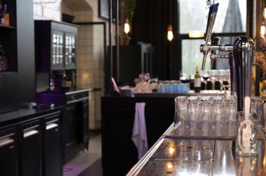 Bira fıçıları ve kafeteryasında boş bardaklar olan klasik bira ve viski barları.,