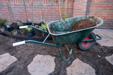 Bahçe yenileme çalışmaları devam ediyor. Baharda ekime hazır yeni yeşil santraller.