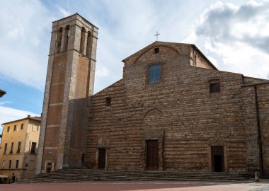 Eski şarap üretim kasabası Montepulciano, Tuscany, İtalya 'daki evler ve eski kilise manzarası