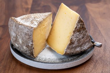 Alplerden Fransız dağ peyniri, Tomme de Savoie, yakın plan.