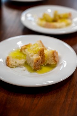 Tuscany, İtalya 'da organik çiftlikte ekmekle İtalyan ekstra bakire zeytinyağı tatmak.