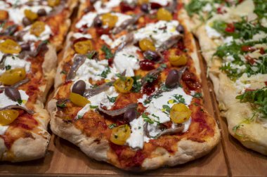 Parma, Emilia Romanya, İtalya 'da fırında sebze ve peynirli taze Focaccia veya pala romana pizzası