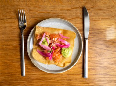 Meksika yemeği, kızarmış mısır tortilla füme somon, guacamole sosu ve pembe soğan turşusu.