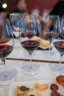 Eski şehir Montepulciano, Tuscany, İtalya 'da şarap tatma turu