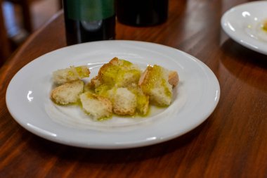 Tuscany, İtalya 'da organik çiftlikte ekmekle İtalyan ekstra bakire zeytinyağı tatmak.