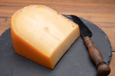 İnek sütünden bir parça Hollanda Gouda peyniri.