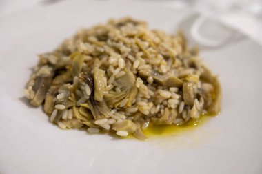 İtalyan mutfağı, taze vegan ya da vejetaryen risotto taze enginar başlarıyla yakın plan