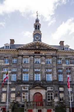 Güneşli bir günde Hollanda 'nın Kuzey Brabant eyaletinin başkenti Den Bosch' un eski bir bölgesinde yürümek