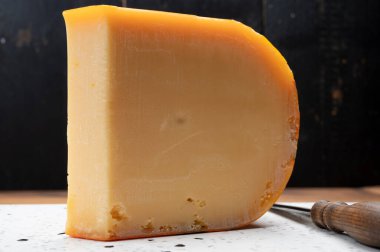 İnek sütünden bir parça Hollanda Gouda peyniri.