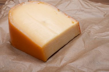 İnek sütünden bir parça Hollanda Gouda peyniri.