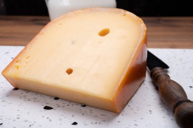 İnek sütünden bir parça Hollanda Gouda peyniri.