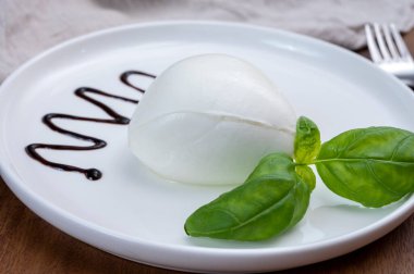 Modena 'dan taze İtalyan peynirli mozzarella di bufalo ve balzamik sirke.
