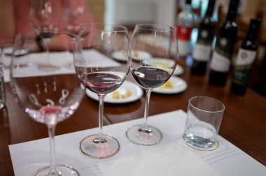 Kırmızı Brunello di Montalcino şarabı ve Montalcino Toskana, İtalya yakınlarındaki kantinde zeytinyağı tatma turu.