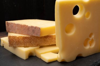 İsviçre peynirleri koleksiyonu, delikli büyüteç, gruyere, apandisit fondü peynirleri...