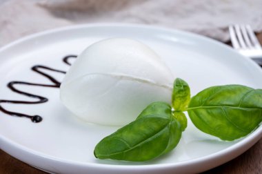 Modena 'dan taze İtalyan peynirli mozzarella di bufalo ve balzamik sirke.