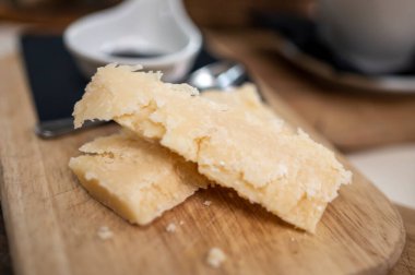 Parma, Emilia Romagna, İtalya 'da farklı olgun ve çok eski parmesan İtalyan Parmigiano-Reggiano sert peynirinin tadı