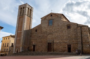 Eski şarap üretim kasabası Montepulciano, Tuscany, İtalya 'daki evler ve eski kilise manzarası