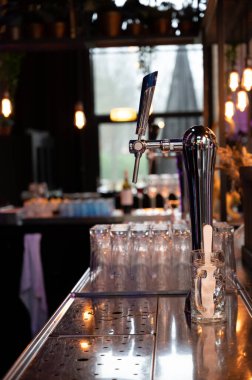 Bira fıçıları ve kafeteryasında boş bardaklar olan klasik bira ve viski barları.,