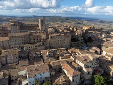 Eski şehir Montepulciano 'da hava manzarası ve tepeler bağlar, Toskana, İtalya