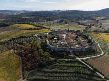 İtalya 'nın Toskana kentindeki Monteriggione tepesindeki ortaçağ kale kasabasında Aeriel manzarası