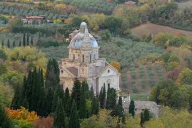 İtalya 'nın Montepulciano, Toskana kentinden kilise, tepe ve üzüm bağlarının manzarası