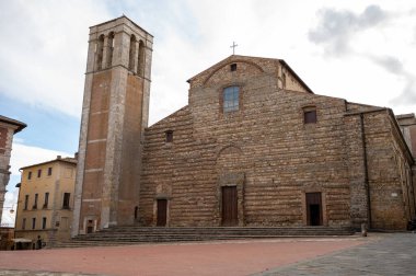 Eski şarap üretim kasabası Montepulciano, Tuscany, İtalya 'daki evler ve eski kilise manzarası