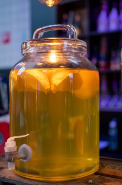 Barda parti için servis edilen taze limonata ile doldurulmuş büyük cam kavanoz.