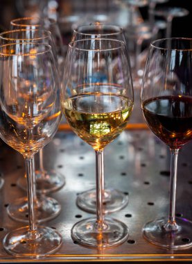 Barda parti ya da kutlama için bir sürü beyaz ve kırmızı şarap var.