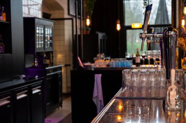 Bira fıçıları ve kafeteryasında boş bardaklar olan klasik bira ve viski barları.,